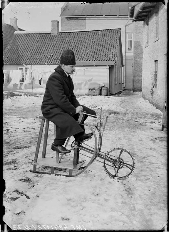 klaasnegatiiv, A.Tamm, mees, rataskelk, hoov, 1913 talv, Viljandi foto J. Riet