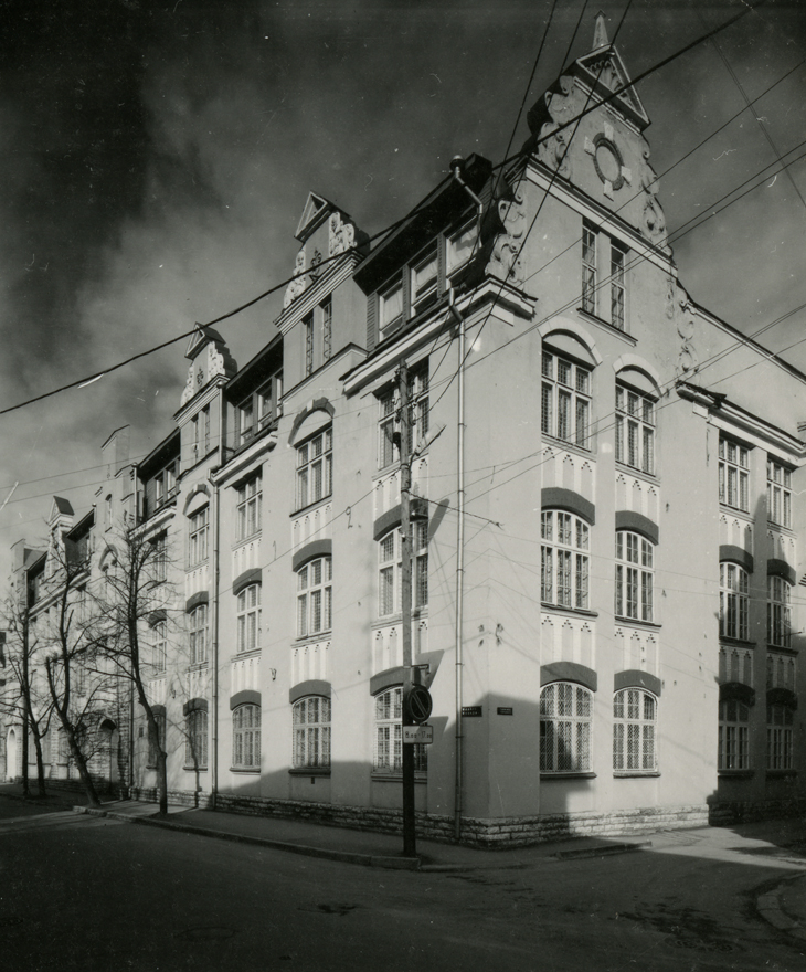 Endine tööstushoone Tallinnas, vaade nurgalt. Arhitekt Jacques Rosenbaum