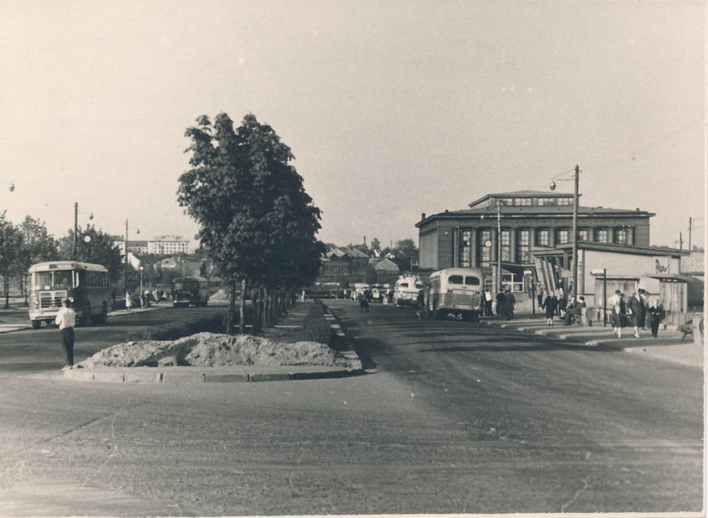 Tartu linnavaade. Endine Uueturu tn. Vaade Vanemuise ja Ülikooli tn nurgalt turuhoone poole. Linnaliinide bussijaam. 1964.a.