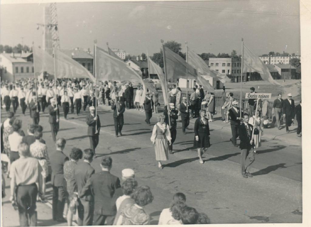 Tartu juubelilaulupidu 100. Rongkäik Võidu sillal, 1969.a.