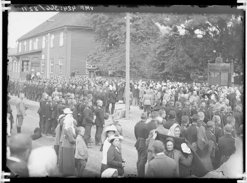 fotonegatiiv, Viljandi, Vaksali tn algus, kutsealused (nekrutid), vasakul postijaam Klinke u 1910 foto J. Riet