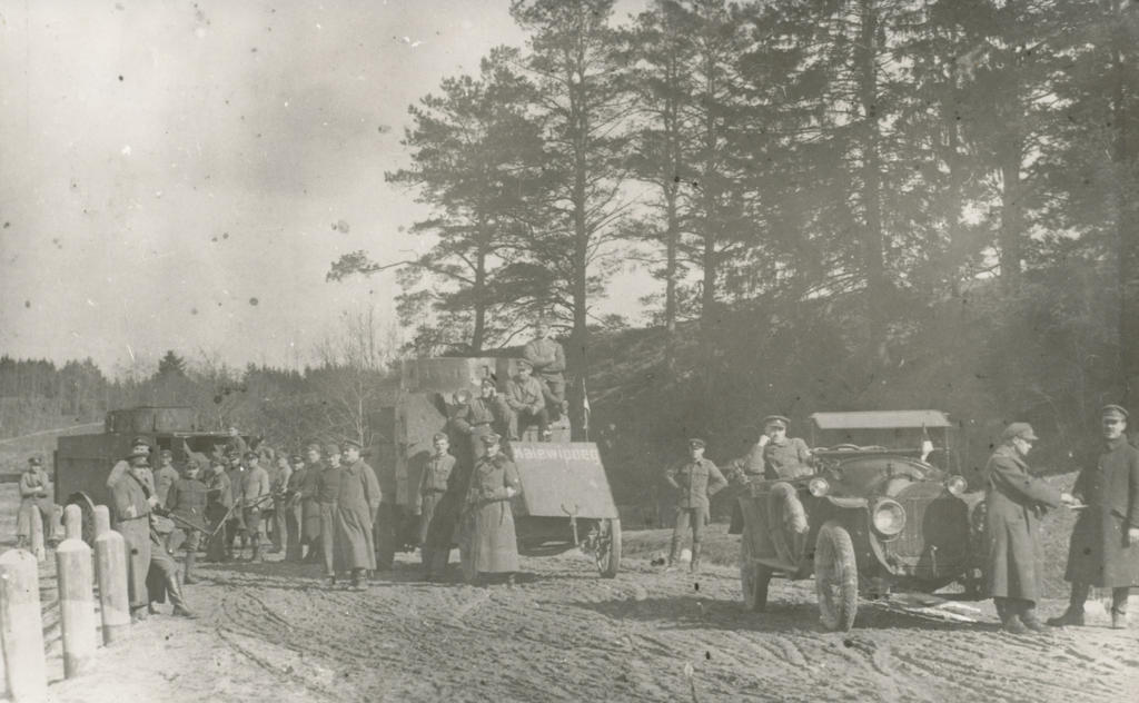 Foto (negatiiviga) Soomusauto "Kalevipoeg" manöövrite ajal 1920-tel aastatel.