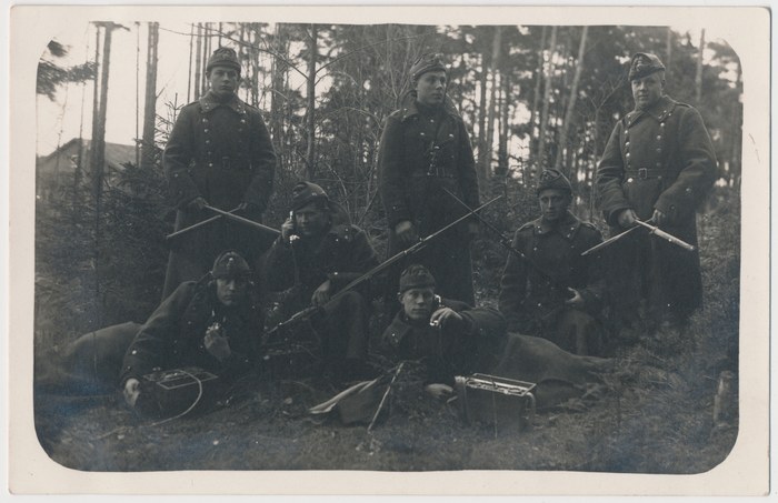 Eesti Vabariigi sõjaväevormis mehed relvade ja sidepidamisvahenditega Aegna saarel