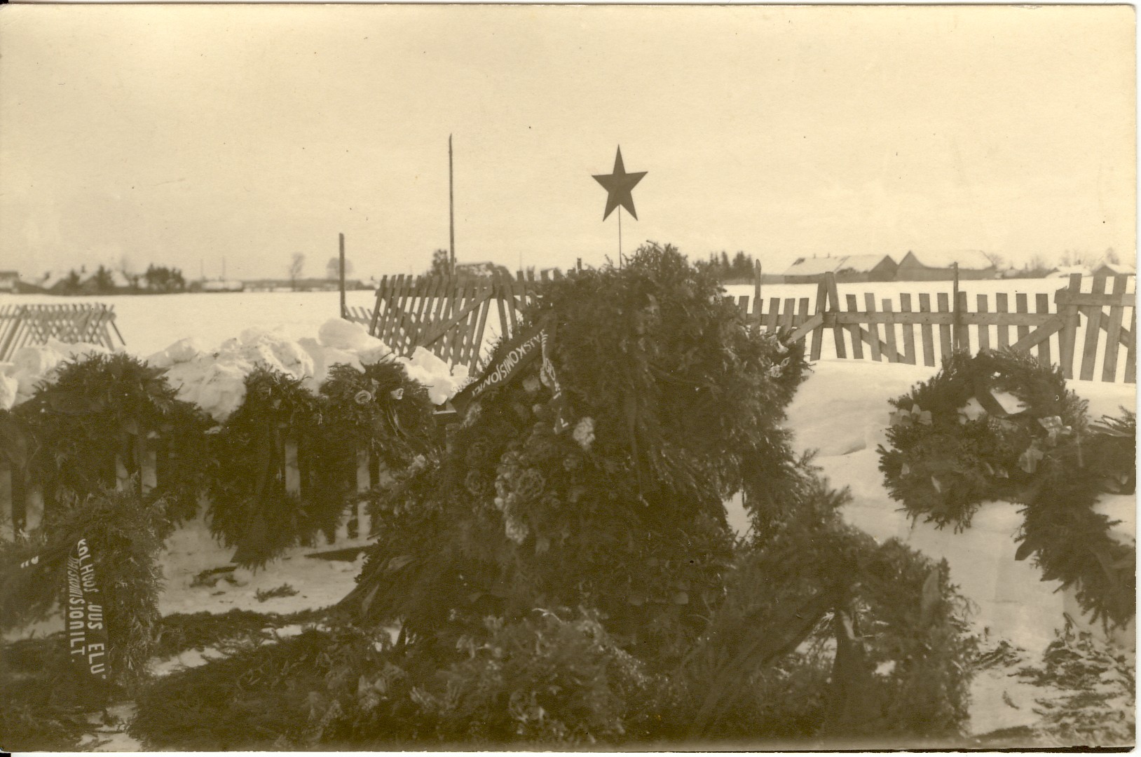 haudadele asetatud pärjad