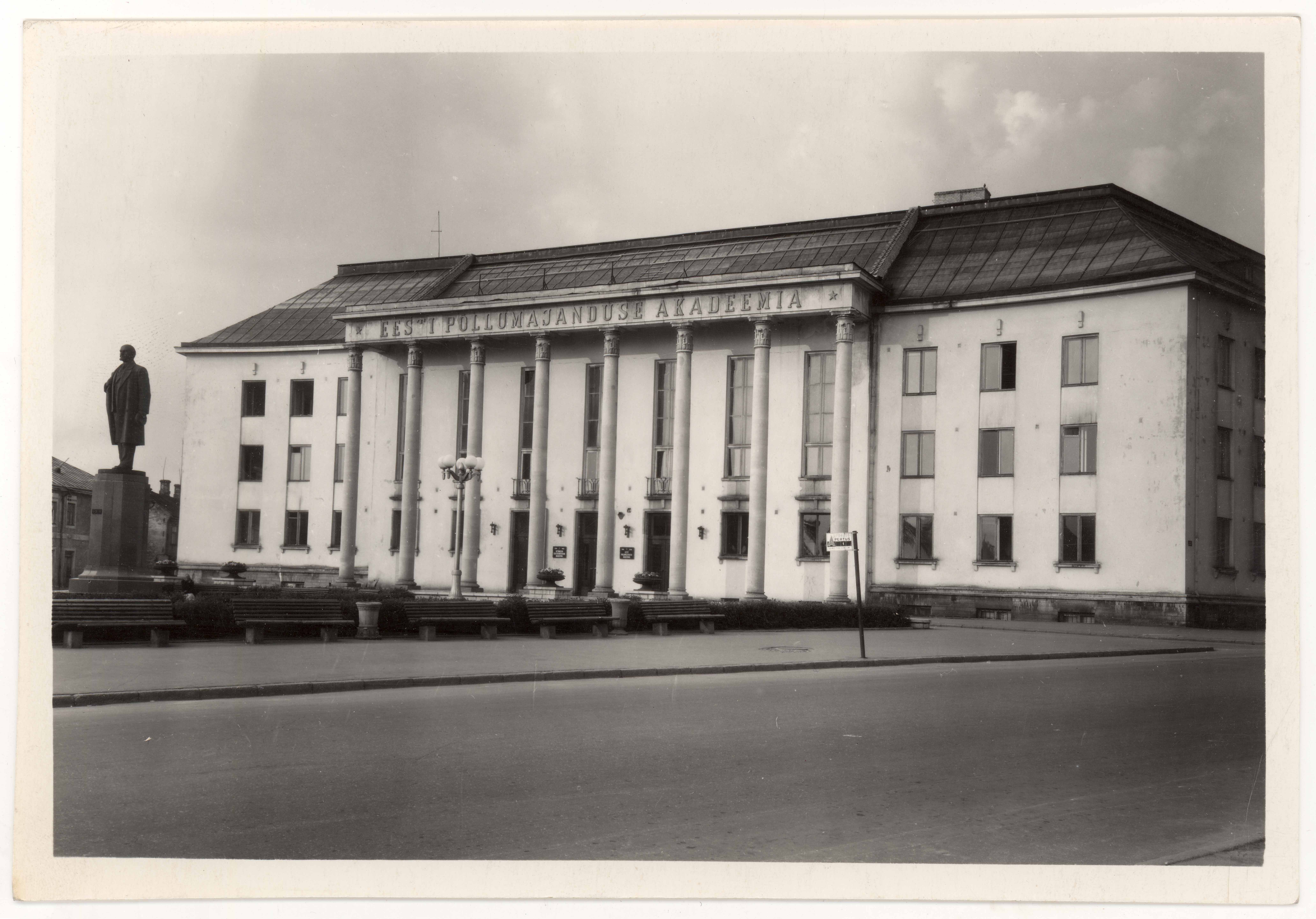 Riga tn 12 (Estonian Academy of Agriculture) façade and V.I. Lenini monument