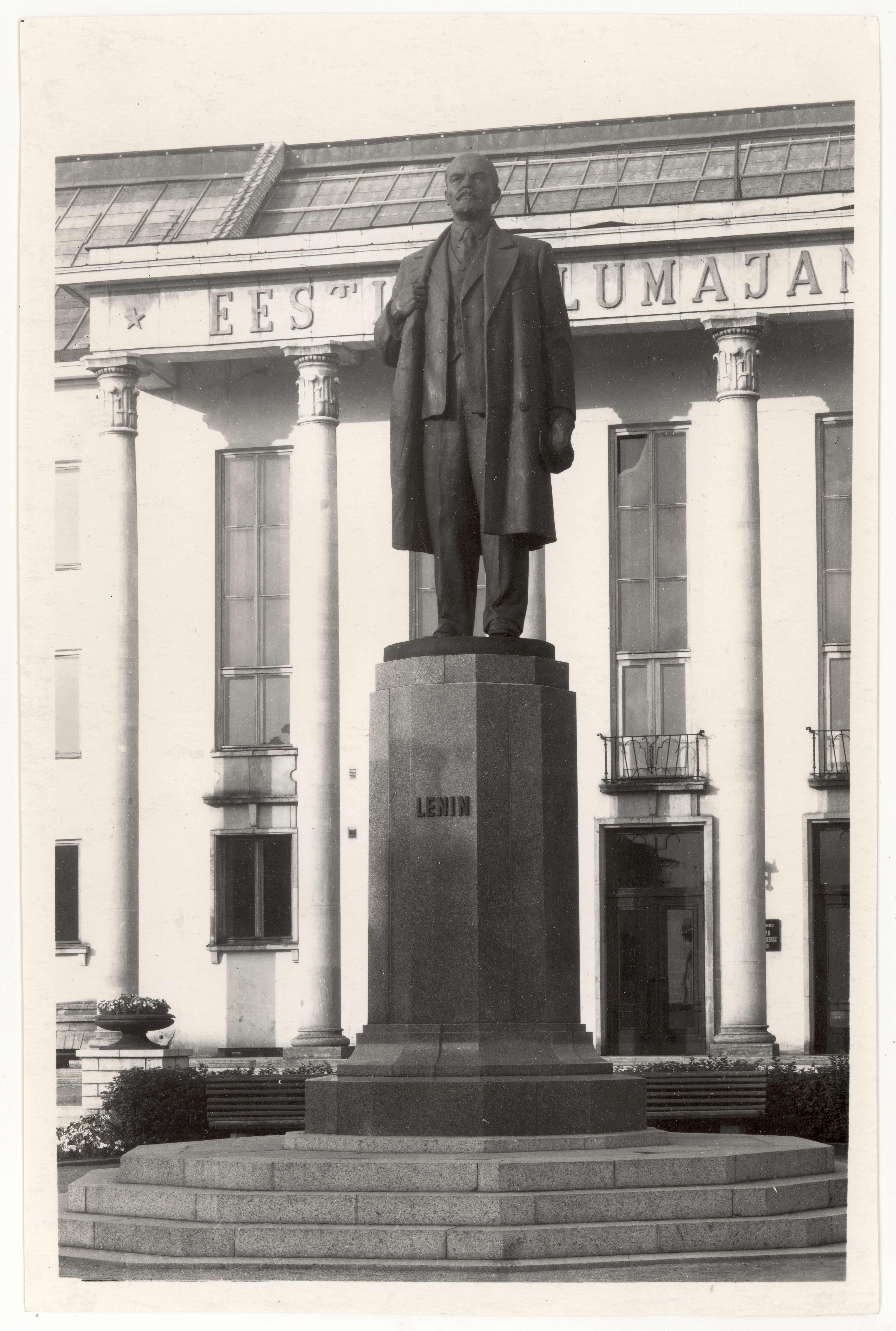 Located in front of Riga tn 12 (Estonian Academy of Agriculture) and V.I. Lenini monument