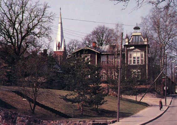 Jakobi tänava tõus. Esiplaanil haljasala, taga Jakobi 52 (Tartu Laste Kunstikool) ) ja katoliku kiriku torn. Tartu, 1990-1995. Foto Malev Tooom.