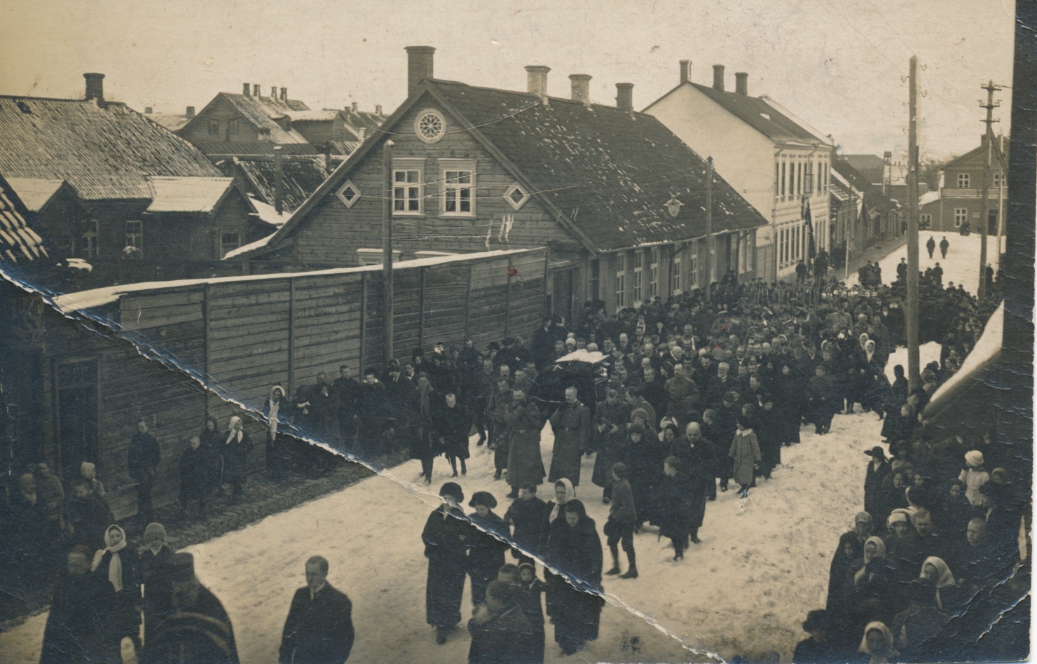 foto, Viljandi, Posti tn, matuserongkäik u 1925 (Eha-Koidu tn vahel), taga paremal endine saksa käsitööliste seltsi maja