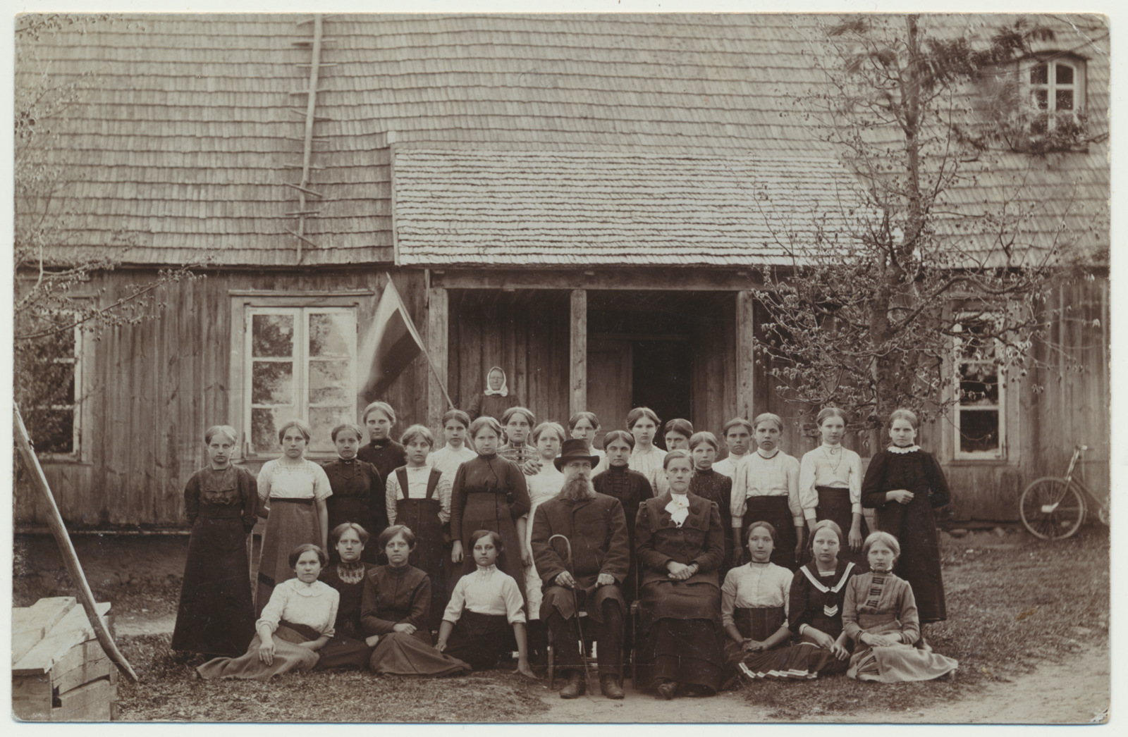 foto Paistu khk tütarlaste kool, grupp maja ees, sh köster A.S.Tilzen u 1910