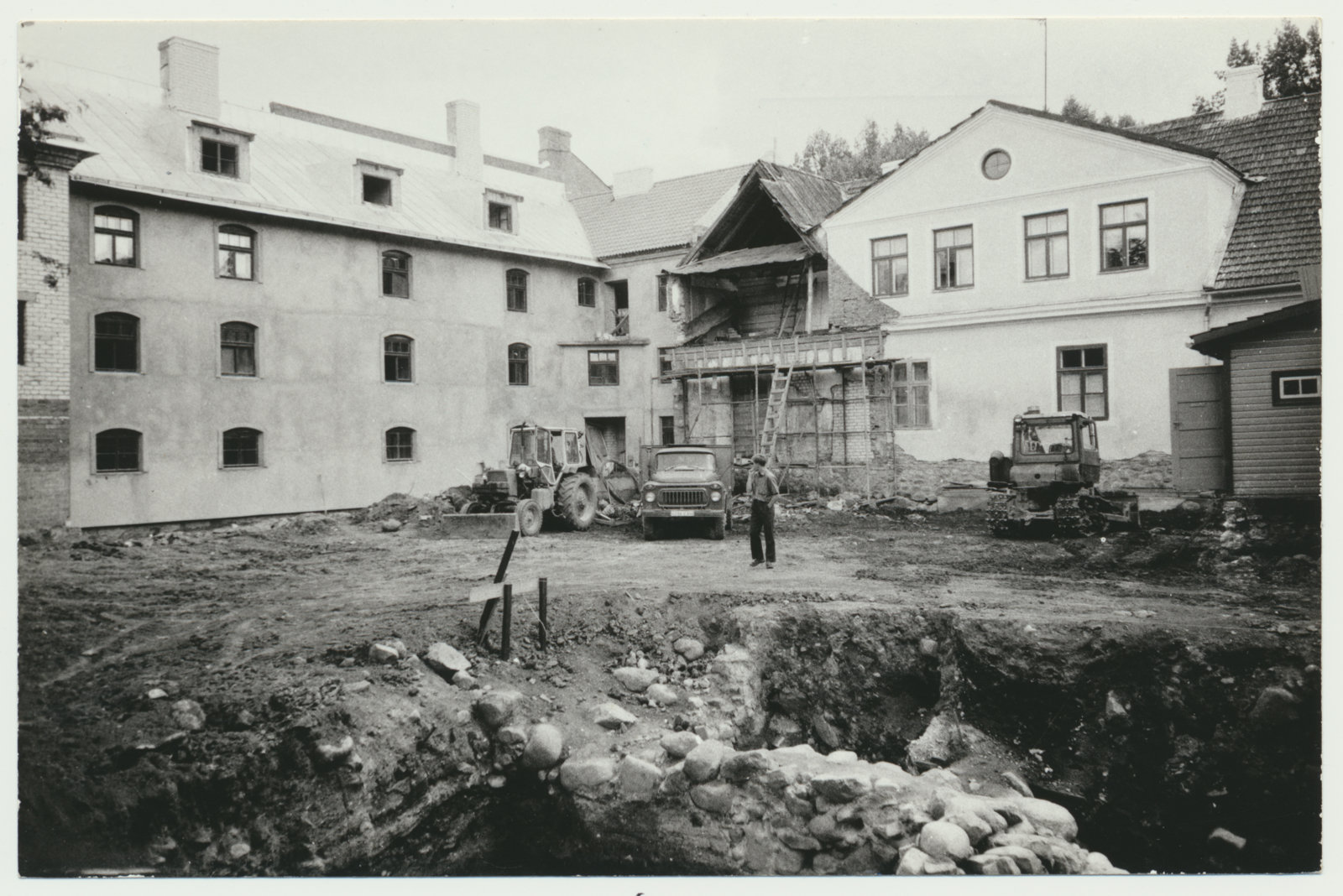 foto, Viljandi muuseum, lammutus-ehitus, õu, 1993, foto E. Veliste