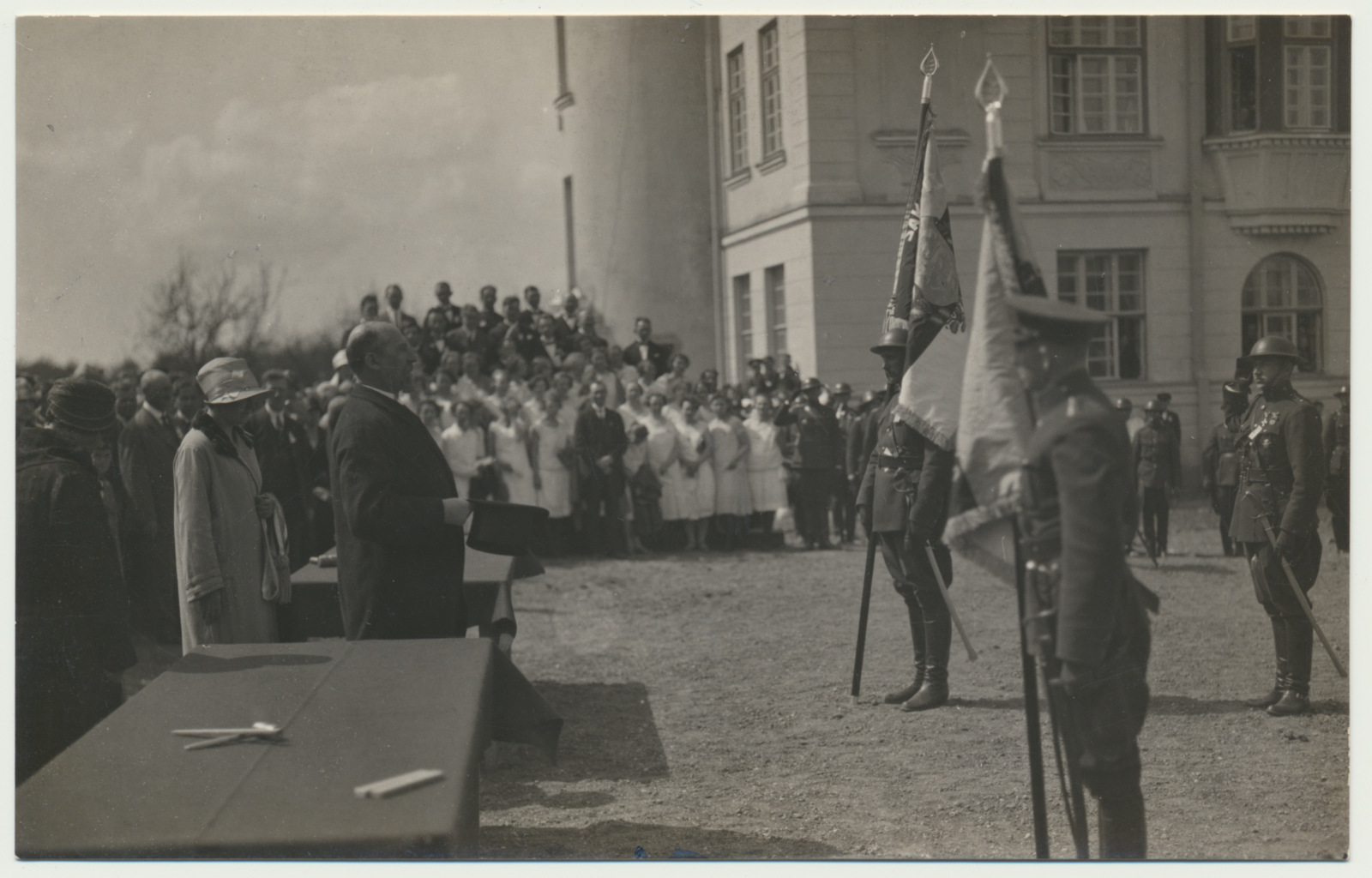 foto, Viljandi, Vabaduse plats, lippude annetamine Sakalamaa kaitseväele, kõneleb riigivanem J. Tõnisson, 20.05.1928