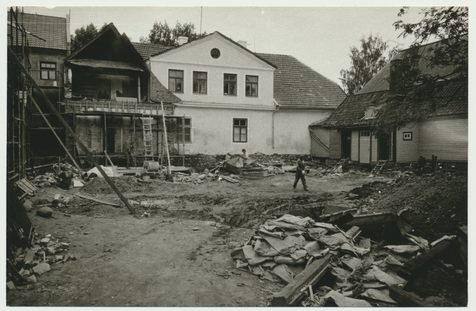foto, Viljandi muuseum, ehitus, õuetiiva lammutus, 1993, foto E. Veliste
