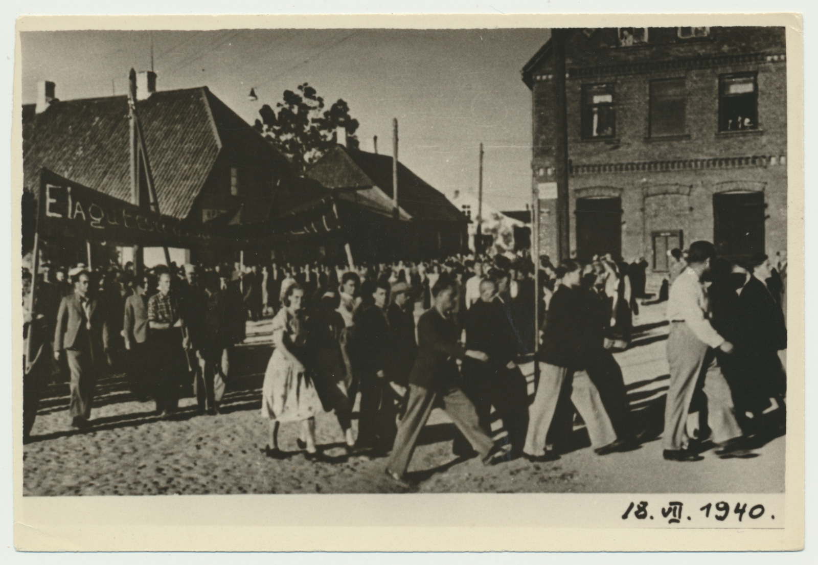 foto, Viljandi, Tallinna tn-Kauba tn nurk, rongkäik, 18.06.1940