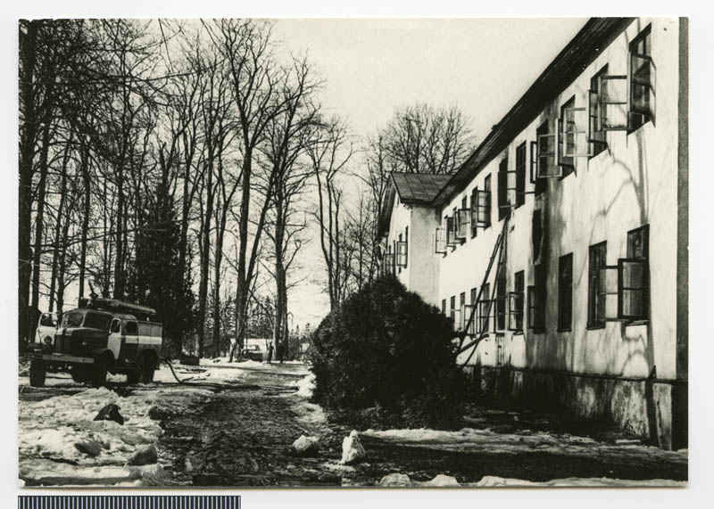 foto, Suure-Jaani khk, Sürgavere kool, pärast põleng'ut, aprill 1980, foto E. Veliste