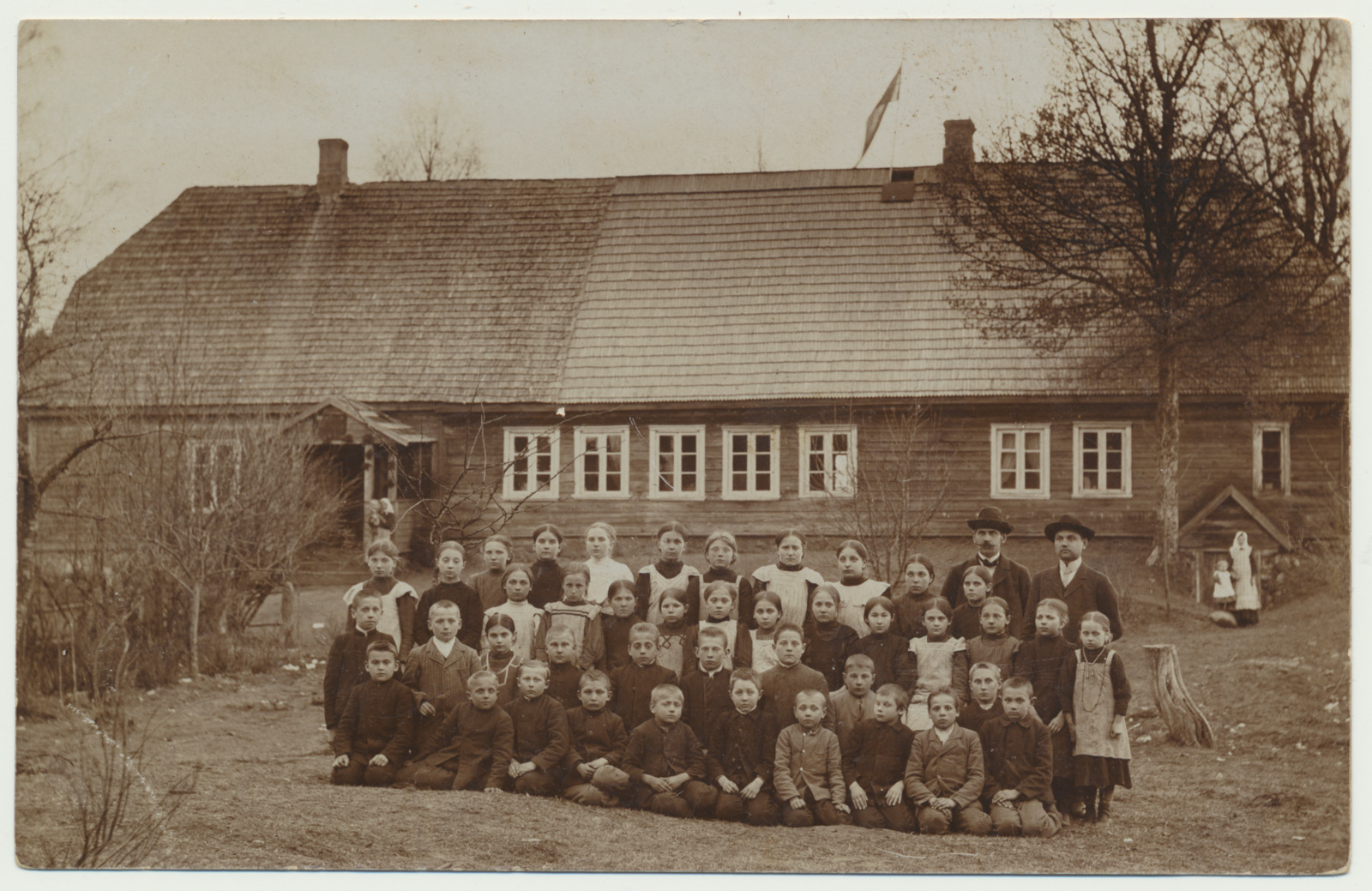foto Tölli kool Paistu khk, grupp maja ees sh juht A.Männik u 1913