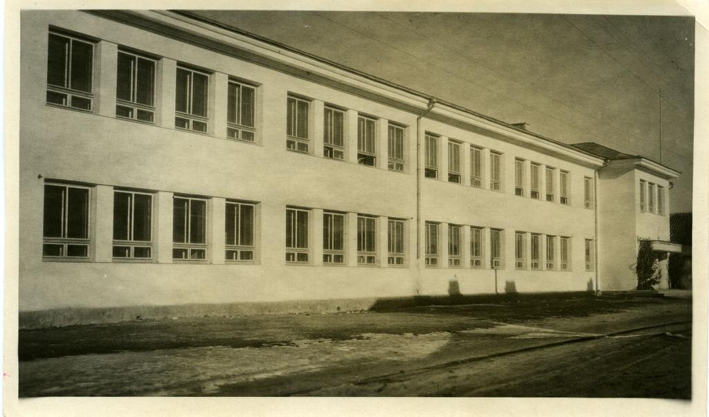 Kuressaare Garnisoni 16, endine linna algkool praegune Kuressaare Täiskasvanute Gümnaasium