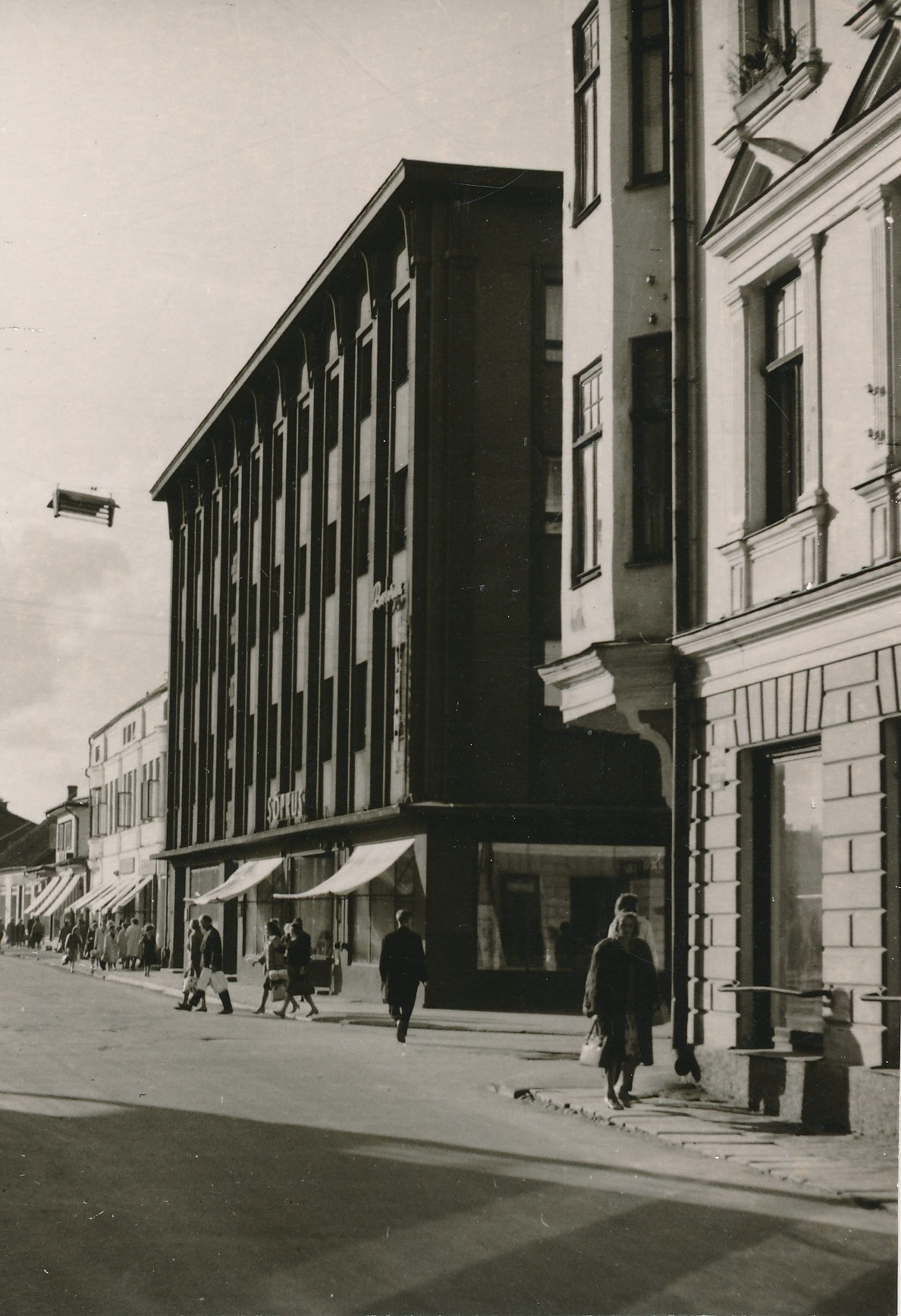 foto, Viljandi, Tartu tn, keskel hotell-restoran Viljandi, raamatupood Sõprus u 1965