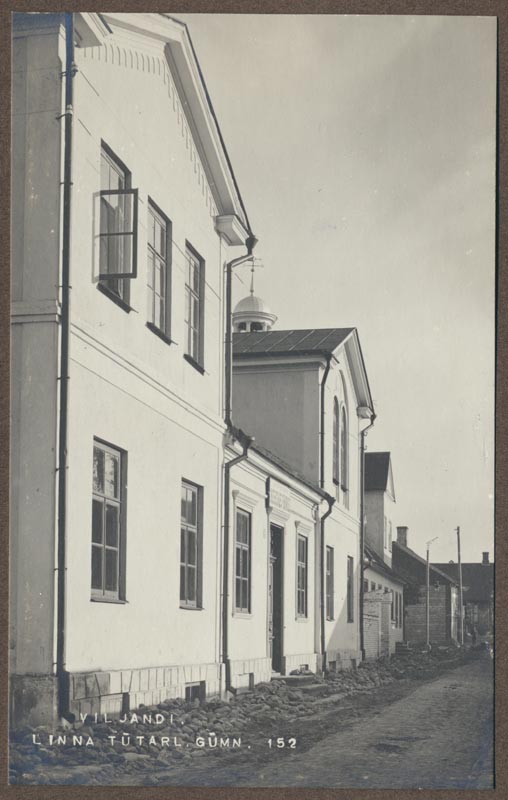 foto albumis, Viljandi, Linna Tütarlaste gümnaasium, Linnu tn 4, u 1915 (gümnaasium 1912-st), foto J. Riet