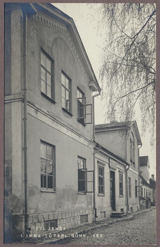 foto albumis, Viljandi Tütarlaste gümnaasium, Linnu tn 4, u 1915, foto J. Riet
