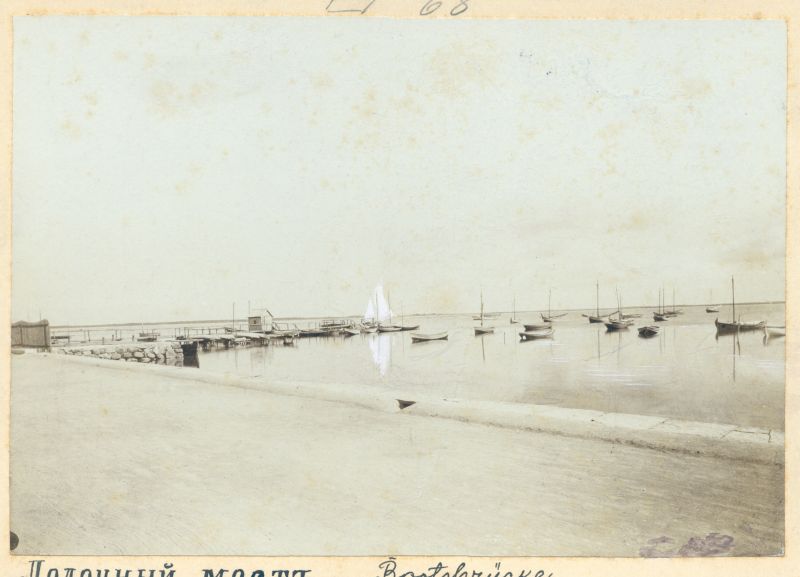 Foto. Paadisild Suure promenaadi ääres Haapsalus. Vaade kõlakoja eest lahele. u 1900.