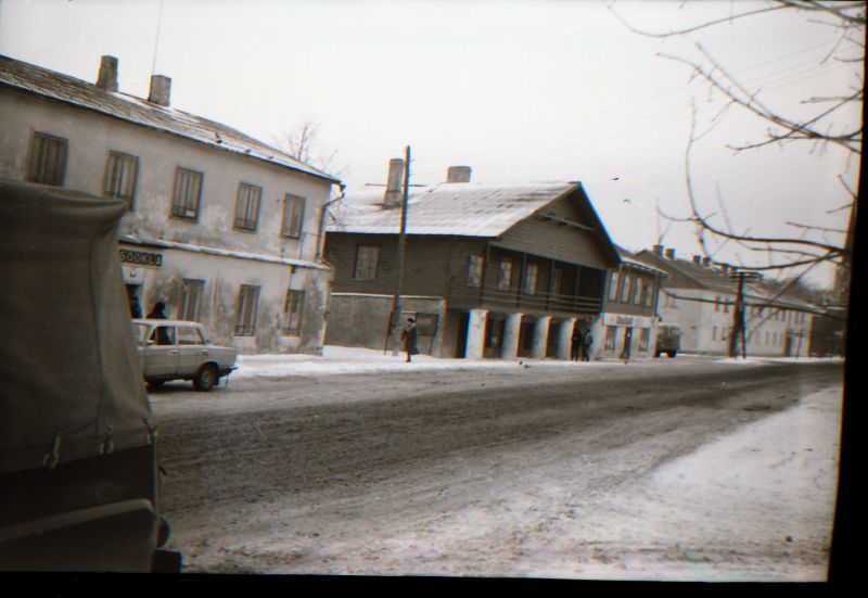 Negatiiv. 1906.a revolutsiooni sündmuste mälestustahvli avamine Lihulas. Endine Jaani kõrtsihoone. 24.02.1981.