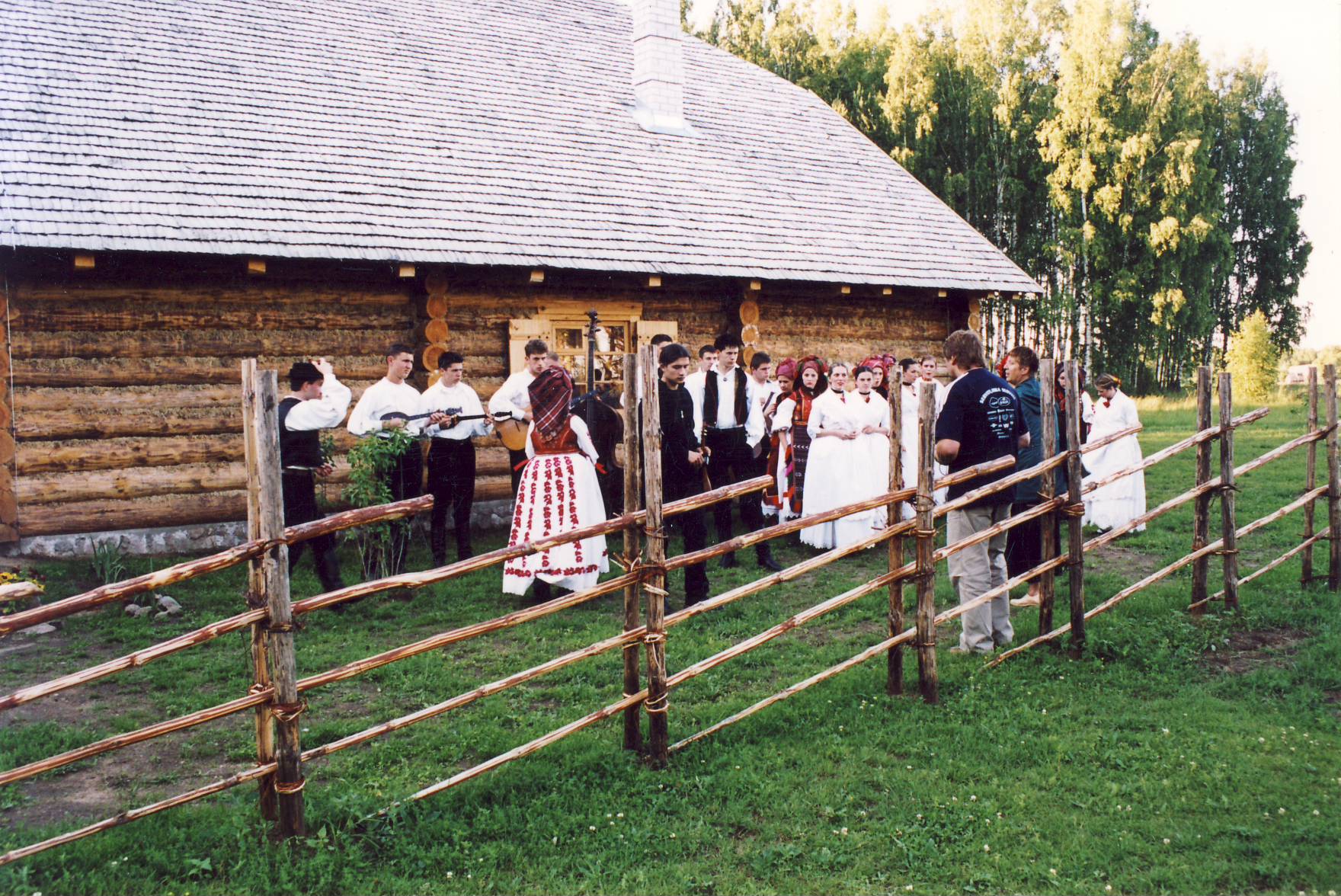 Rahvusvahelise Folkloorifestivali Baltica 2004 maapäev muuseumis. Folklooriansambel Horvaatiast Tsäimaja  ees.