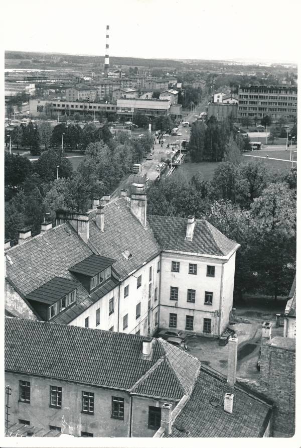 Nõukogude (Küüni) t, vaade Raekoja tornist.  Tartu, 1979.