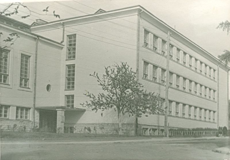 Foto. Haapsalu Peda kooli fotoringi kogu. Haapsalu Pedagoogilise Kooli hoone Haapsalus, Ehte 14. Väilisvaade. 1950.