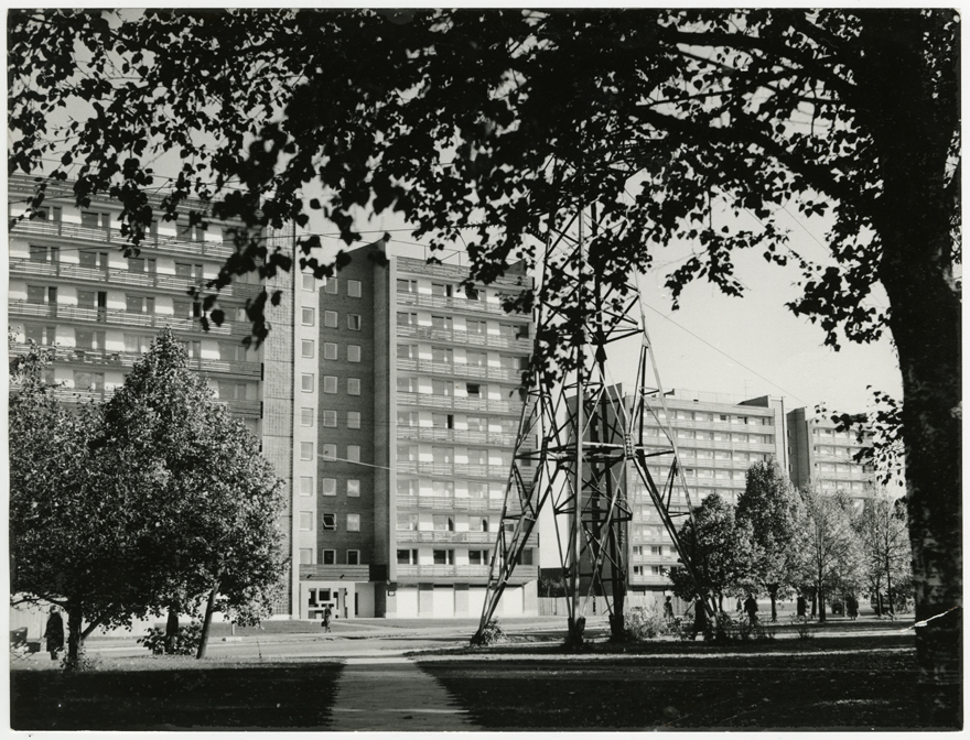 Tartu Ülikooli ühiselamud, vaade pargist, esiplaanil kõrgepingemast. Arhitektid Raul-Levroit Kivi, Helmi Sakkov