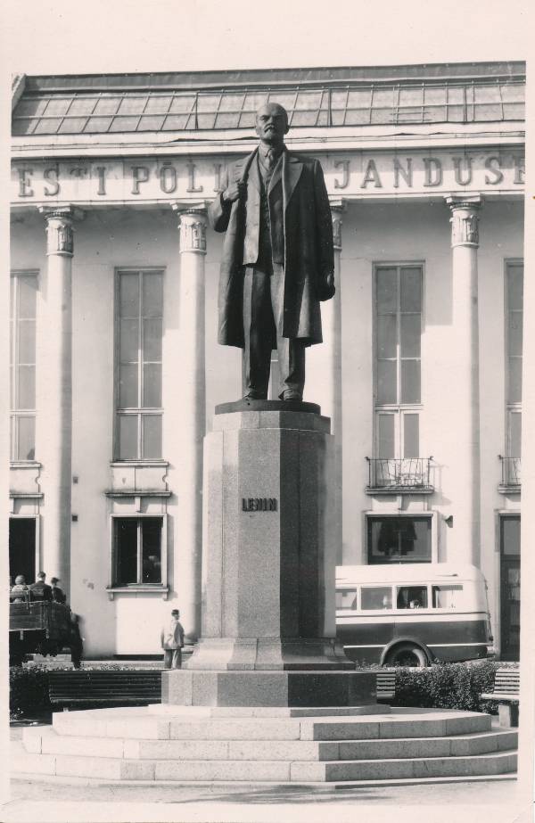 Ausammas Riia mäel: Lenin. Tartu, 1960.