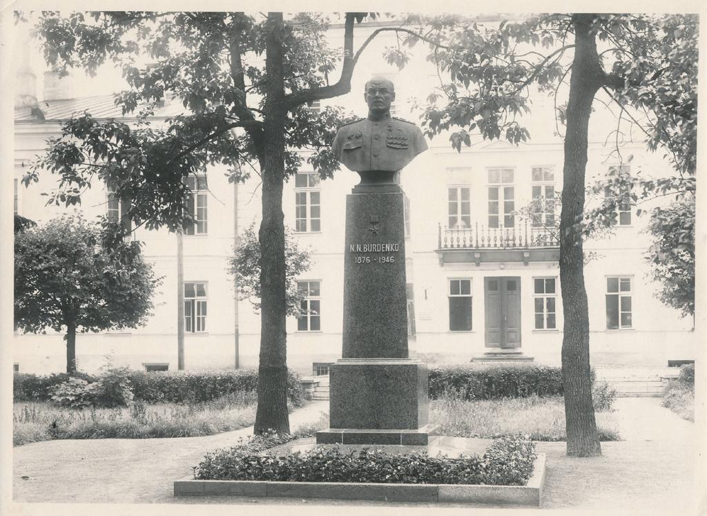 Mälestusmärk: Nikolai Burdenko. Tartu, Toomemägi, 1956. Foto E. Selleke.