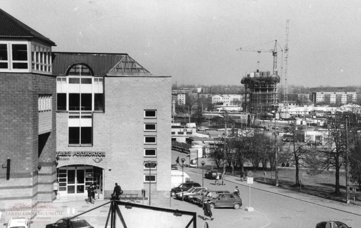 Ülikooli ja Vanemuise t nurk. Ees  postkontor. Taga ärikeskuse (nn Tasku) ehitus. Tartu, 1998. Foto Aldo Luud.
