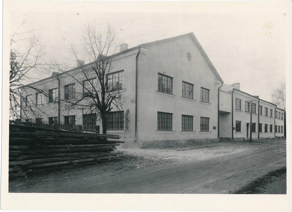 Tartu Linna Tööstuskombinaadi kapitaalmahutustega ehitatud mööbli ja mänguasjade tööstuse tsehhihoone Alevi 30. 1950-1960