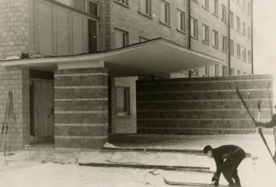 Tallinna Tehnikaülikooli ühiselamu, 2 hoone vaadet. Arhitektid Uno Tölpus, Henno Sepmann, Olga Kontšajeva