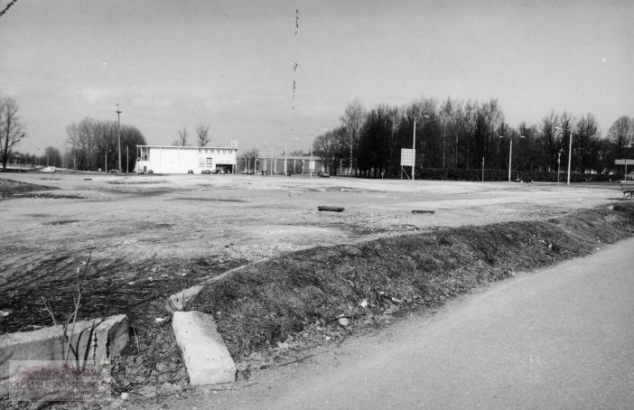 Kauplus Konsum (end Leninakan; Ujula 2).  Taga vasakul Kroonuaia t sild.  Tartu, 1998. Foto Aldo Luud.