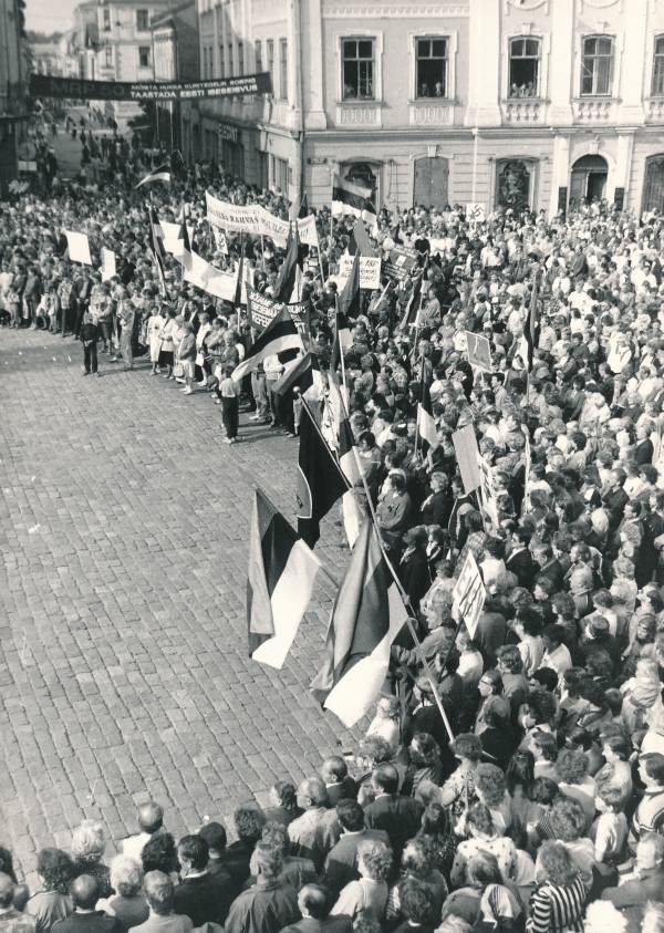 Miiting Tartus Raekoja platsil 1989a, vaade inimestele.