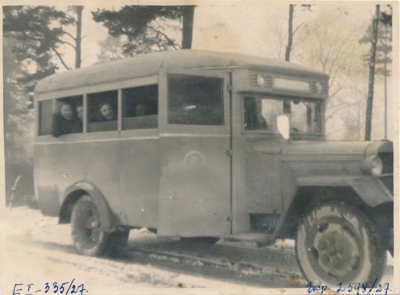 Foto. Haapsalu Peda kooli fotoringi kogu. Autobuss koolilastega valmistumas sõiduks Tallinna teatrisse. 1949.