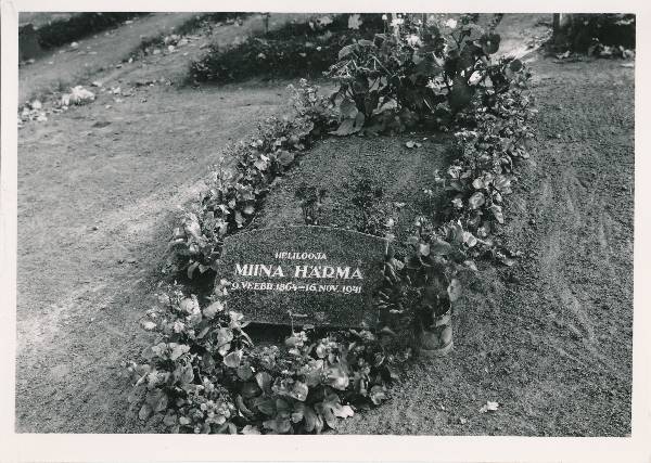 Tartu linnavaade. Miina Härma (1864-1941) haud Maarja kalmistul. 1960.a.