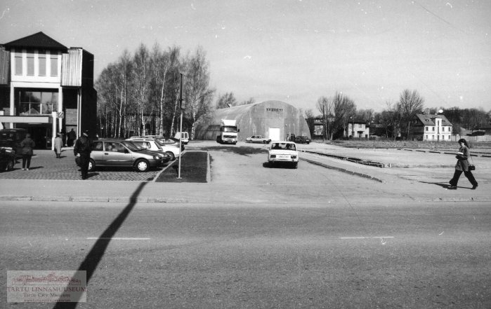 Raatuse tänav, vasakul Raatuse kaubamaja.  Tartu, 1998. Foto Aldo Luud.