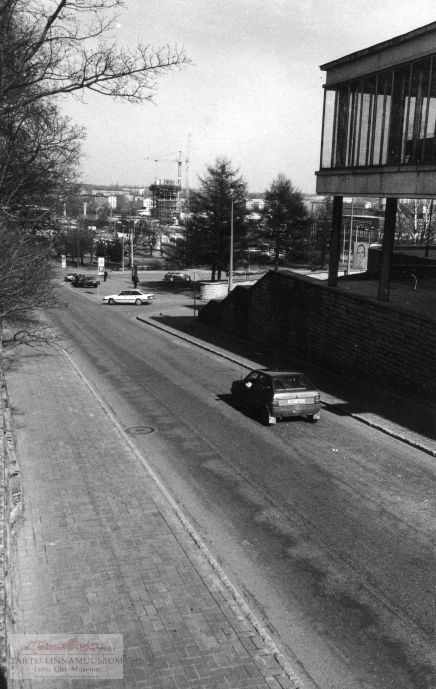 Vanemuise tänav: paremal Vanemuise kontserdisaal. Taga ärikeskuse (nn Tasku) ehitus.  Tartu, 1998. Foto Aldo Luud.