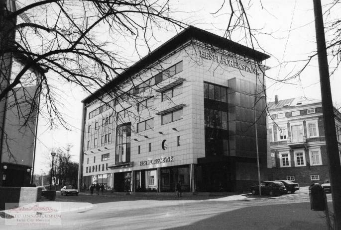 Esiplaanil Forekspank (Ülikooli 6A), taga Mattieseni  raamatukauplus. Tartu, 1998. Foto Aldo Luud.
