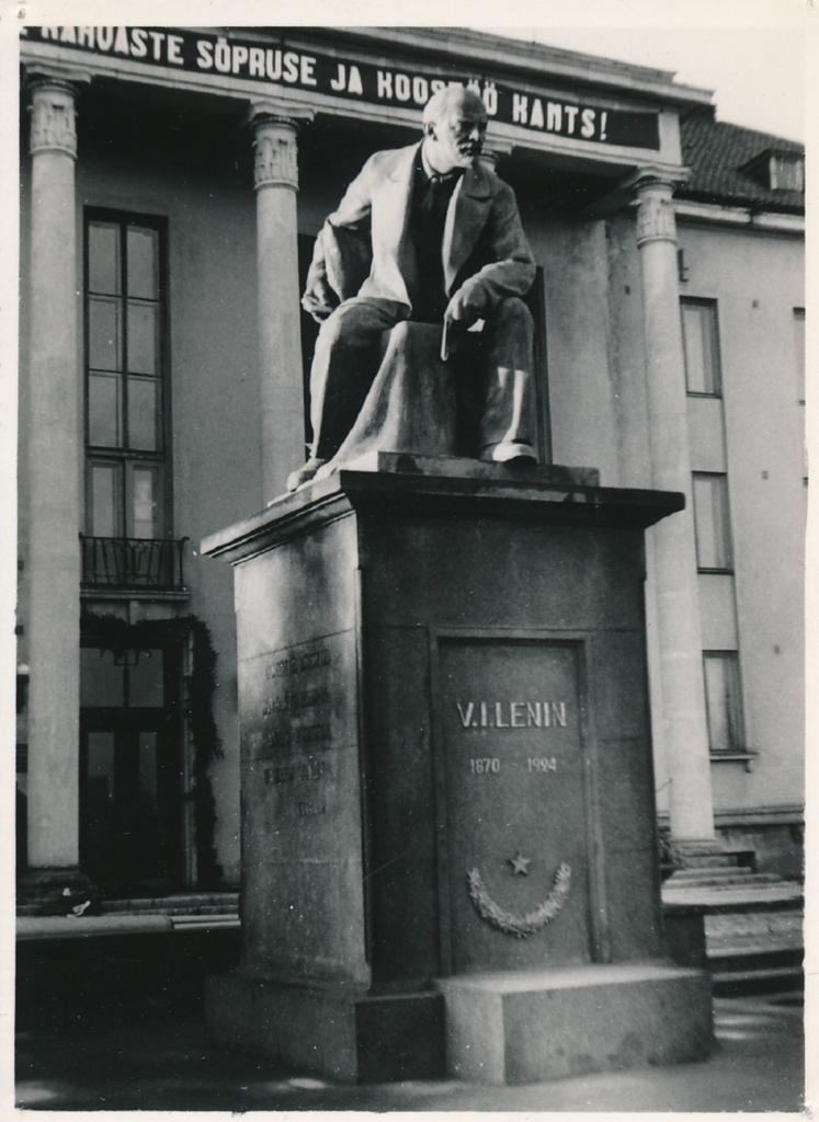 Mälestusmärk: V. Lenin (skulptor Sergei Merkurov), EPA peahoone ees Riia mäel. Tartu, 1949-1952.
