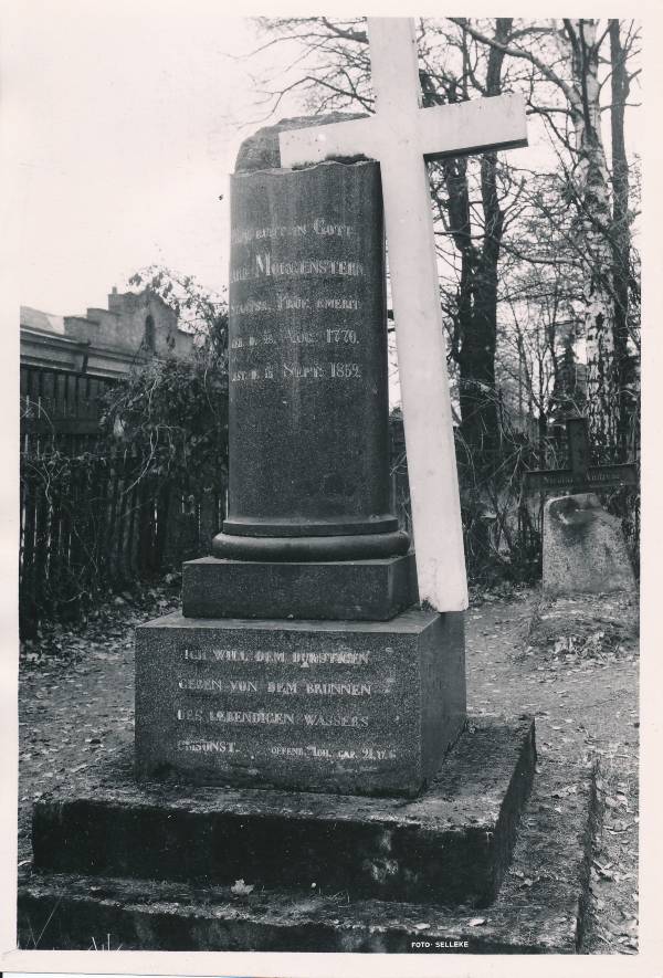Tartu linnavaade. Johann Karl Simon Morgensterni (1770-1852) haud Vana-Jaani kalmistul. 1960.a.