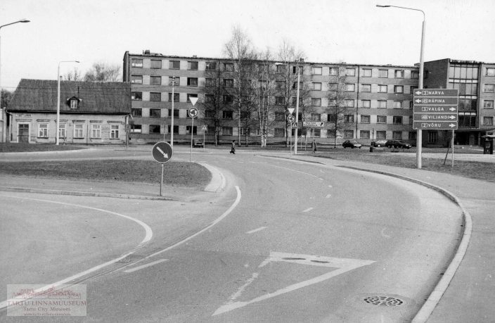 Narva maantee ringristmik. Taga Narva mnt 91 (keskel) ja Narva mnt  89 (paremal), Tartu, 1998. Foto Aldo Luud.