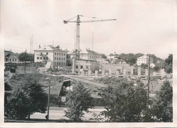 Teatri Vanemuine ehitamine. Vaade Lille mäelt. Taga Struve t majad.  Tartu, 1961.
