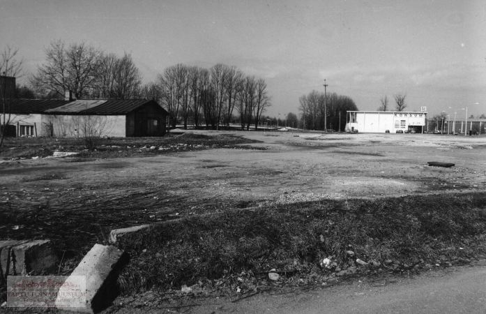 Kauplus Konsum (Ujula 2). Taga vasakul Kroonuaia t sild.  Tartu, 1998. Foto Aldo Luud.