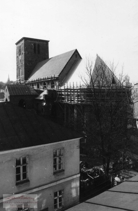 Jaani kiriku katus. Tartu, 1998. Foto Aldo Luud.