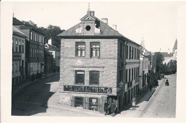 Vana (vasakul) ja Promenaadi t ristmik. Ees hoones kellaasepaäri sildiga: E. Kivastik.  Tartu, ca 1914.