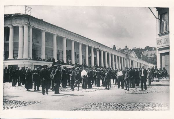 Rahvasumm kaubahoovi juures (tööbörs). Poe t ja Emajõe-äärse tee nurk. Tartu, 1900-1910.