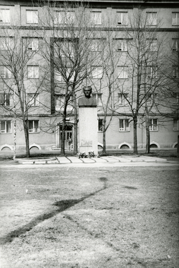 Jaan Anvelti büst Tallinnas, skulptuuri vaade, taustal ühiselamu